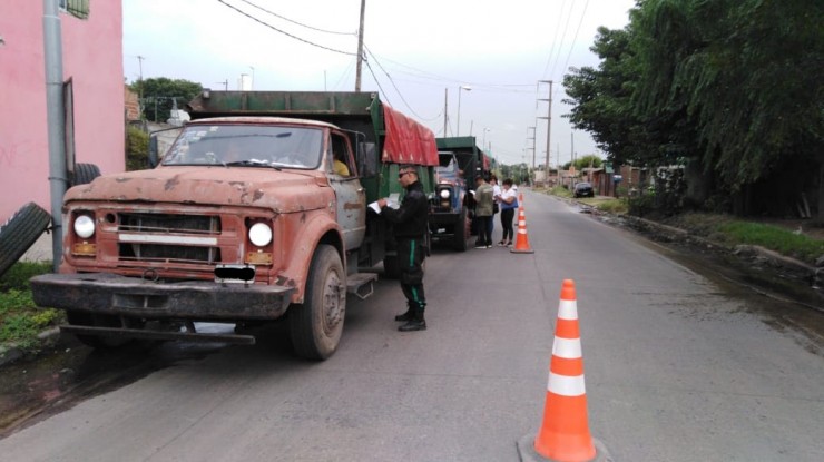 Secuestran vehículo por transporte ilegal de residuos